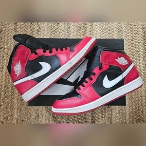 Nike Men's Air Jordan Retro 1 Mid Gym Red